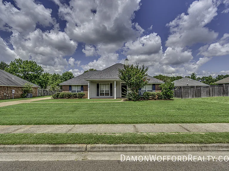 131 Hunters Row — Photo 1