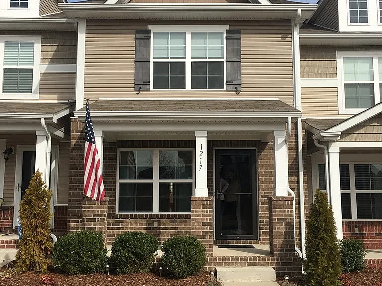 1217 Riverbrook Dr — Photo 1
