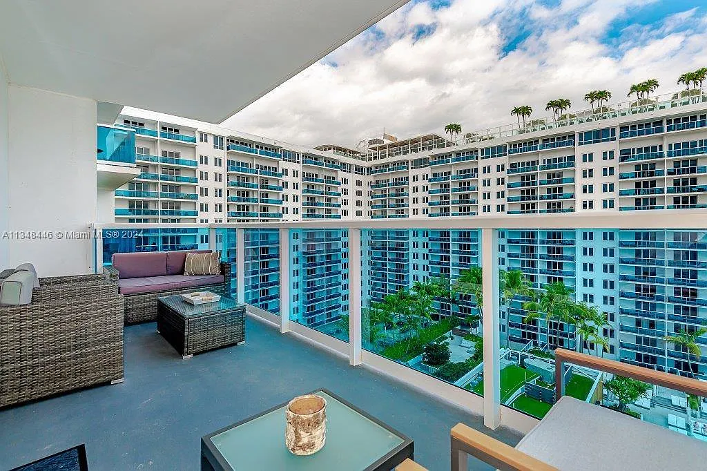 Roney Palace Condo — Photo 2