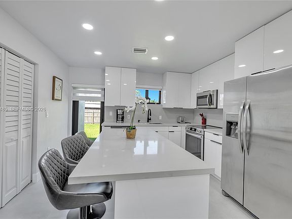 3rd image of 6021 SW 19th St