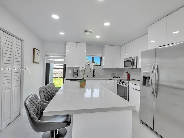 6021 SW 19th St — Photo 3