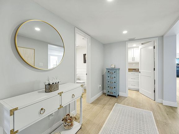 5th image of 910 Panama Ct Unit 402