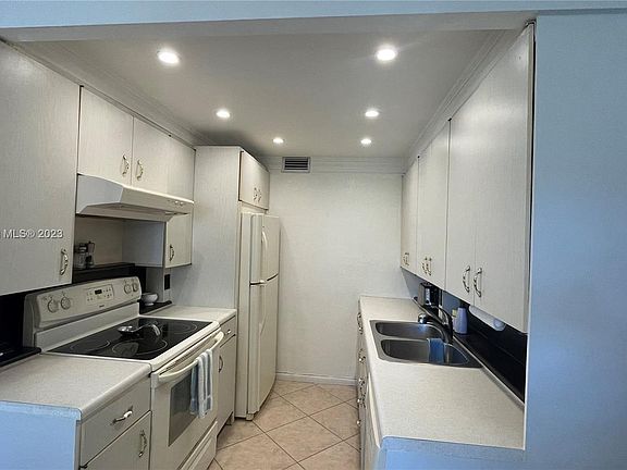 4th image of 1098 Newport S #1098