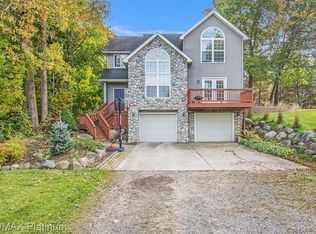 10121 Walnut Shores Dr, Fenton, MI