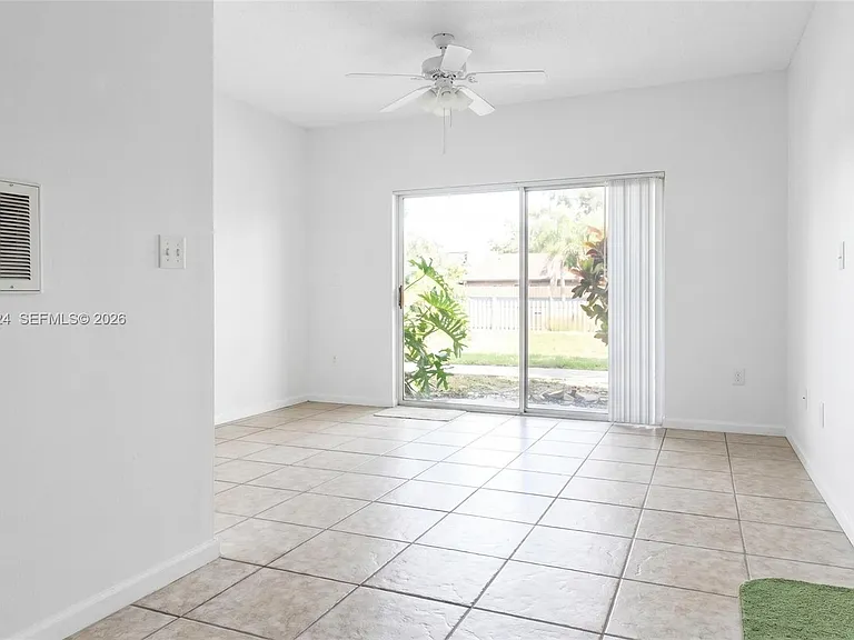 1701 NW 96th Ter #1J — Photo 3