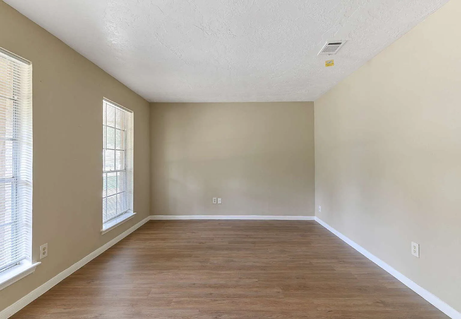 3 bed, 2.0 bath, 1603 sqft, $1,725 — Photo 1