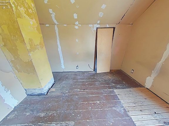 4th image of 235 Lyme St