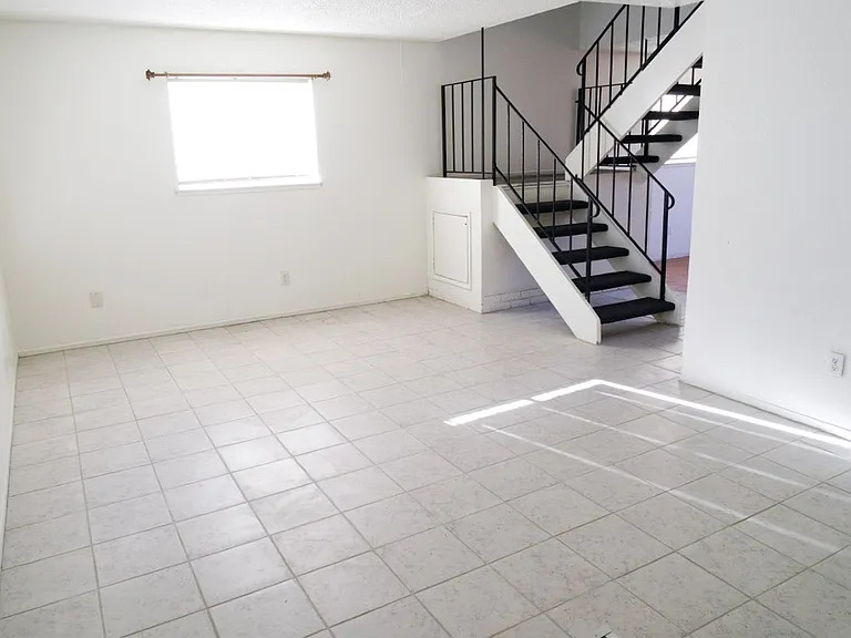 4211 Weymouth Ln — Photo 3
