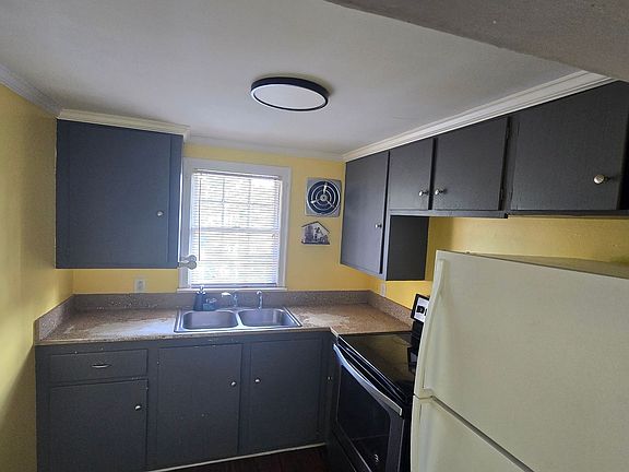 4th image of 8 1/2 Columbus Dr