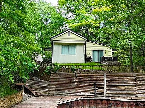 2nd image of 836 Poquonnock Dr