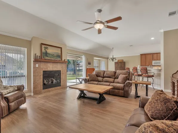 8909 Crestview Dr, Denton, TX 76207