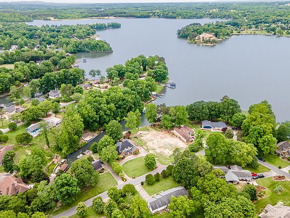 2nd image of 132 Quail Hollow Dr