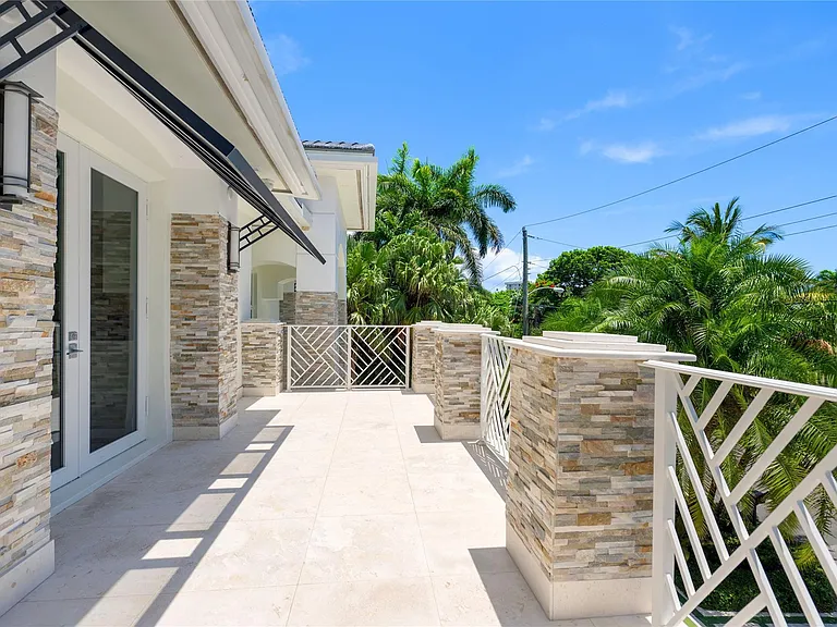 2307 N Riverside Dr — Photo 35