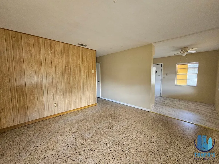 1216 E Myrtle St — Photo 4