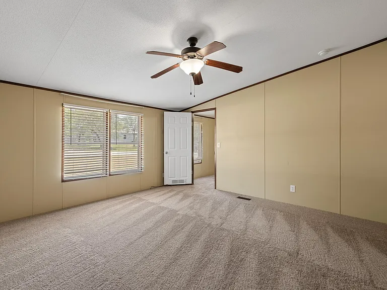 105 Jordan Dr — Photo 15