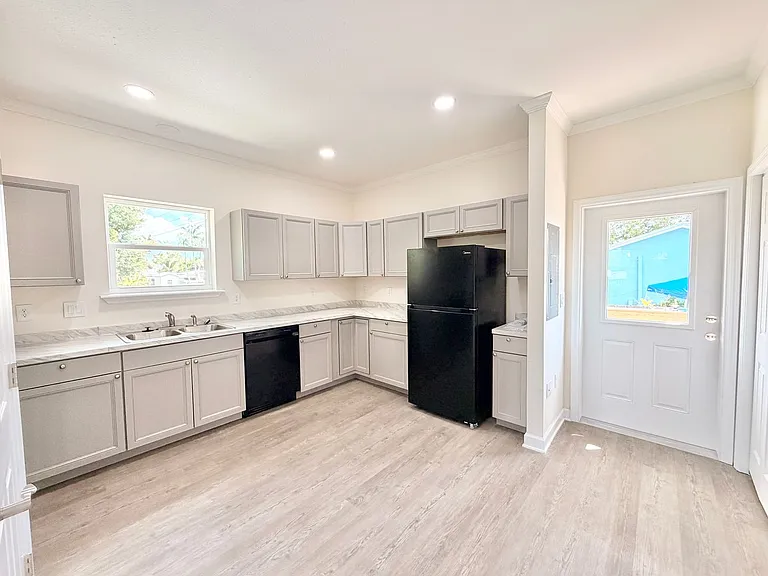 4861 Catalina Dr — Photo 10