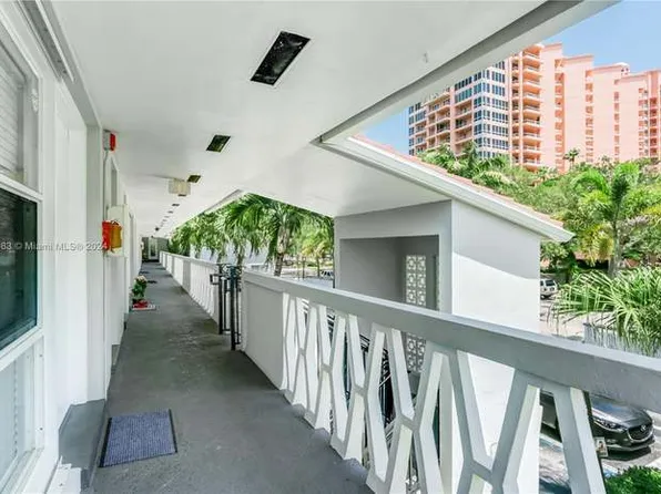 21 Edgewater Dr APT 205, Coral Gables, FL 33133