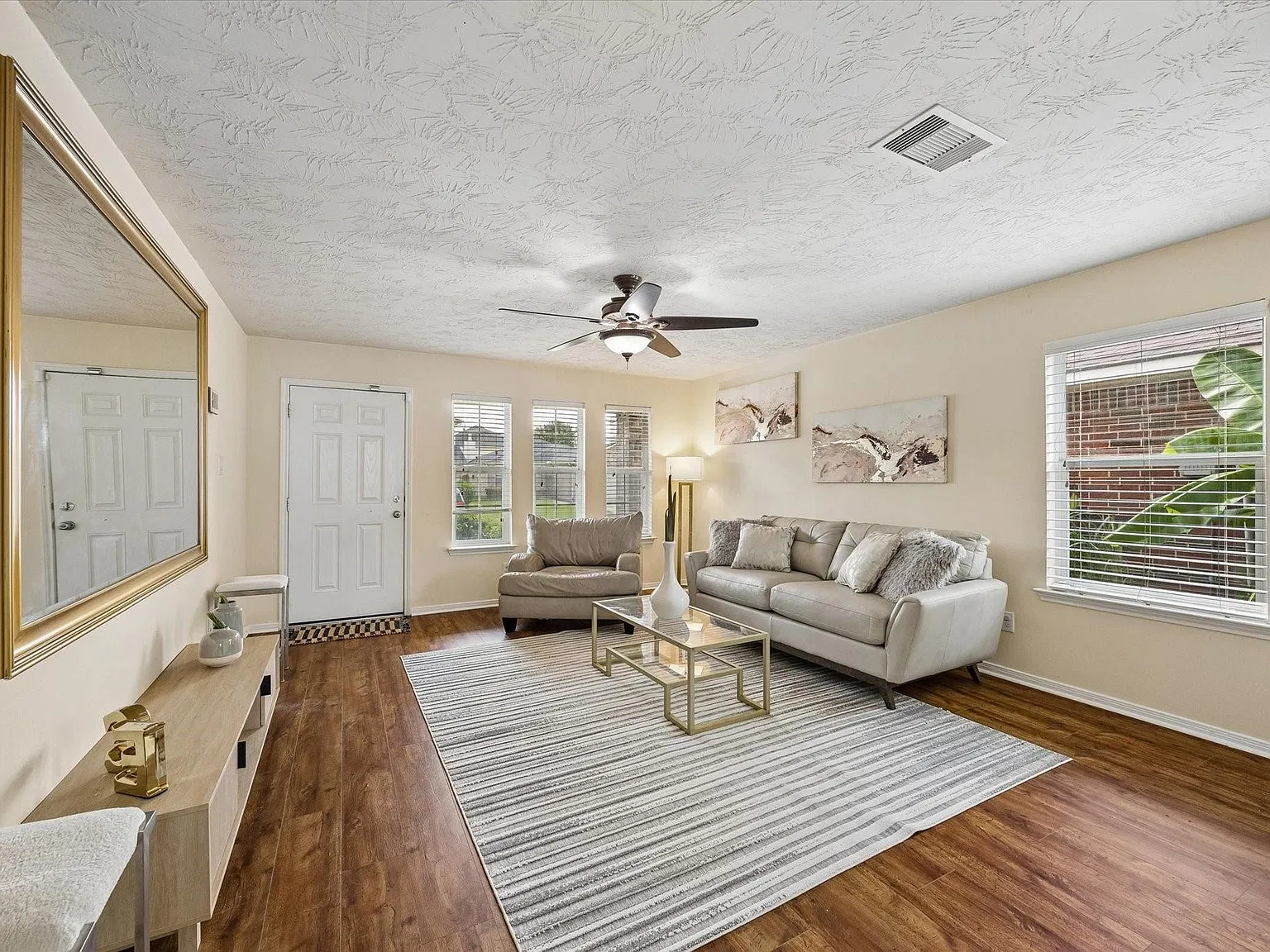 4 bed, 2.5 bath, 2066 sqft, $2,150 — Photo 4