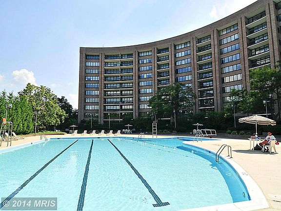 3rd image of 1805 Crystal Dr APT 1102S