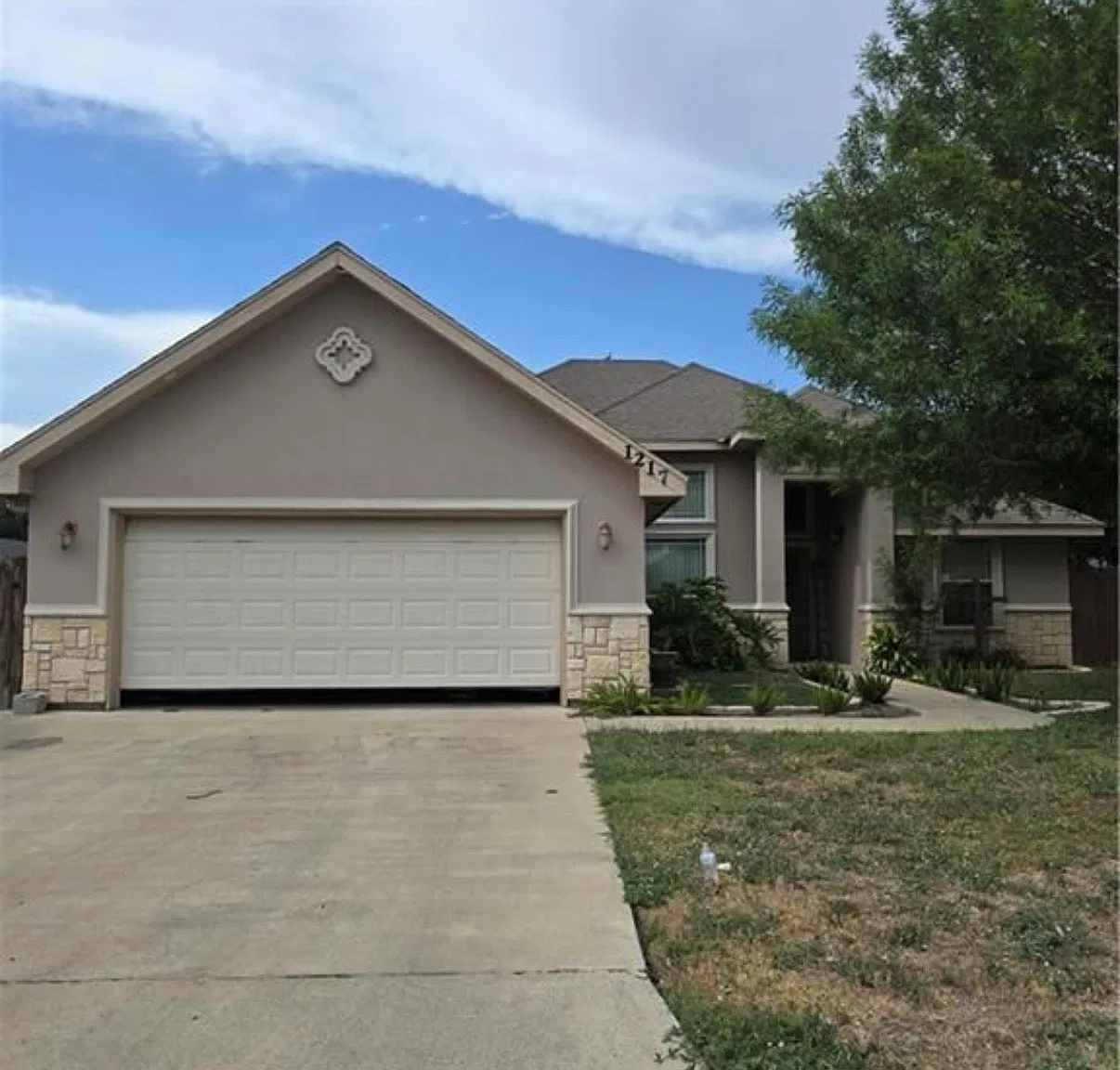 4 bed, 1871 sqft, $1,975 — Photo 1