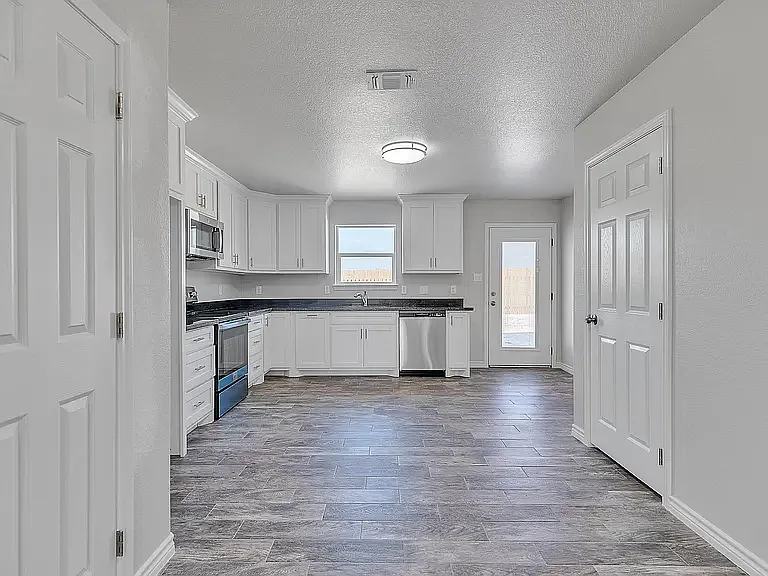 1275 Cantu Rd — Photo 2