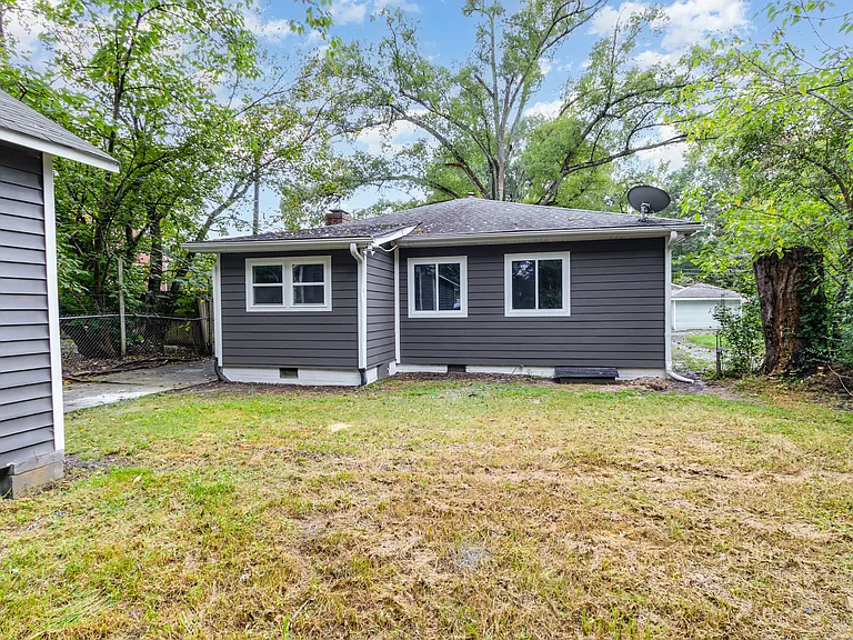 209 E Lavender Ave — Photo 2