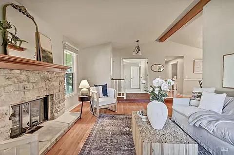 4 bed, 1827 sqft, $2,595 — Photo 4