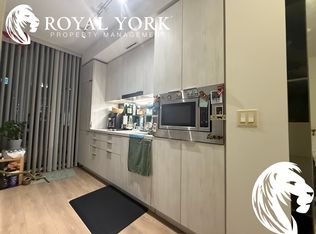 215 Queen St W #2510, Toronto, ON M5V 0P5