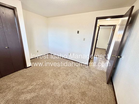 5th image of 1057 W Melrose St APT 109
