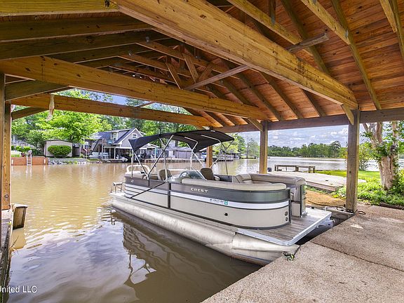 3rd image of 222 Bay Park Dr