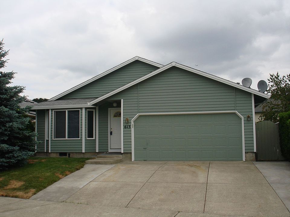 Front of home w/ extra parking for boat or trailer