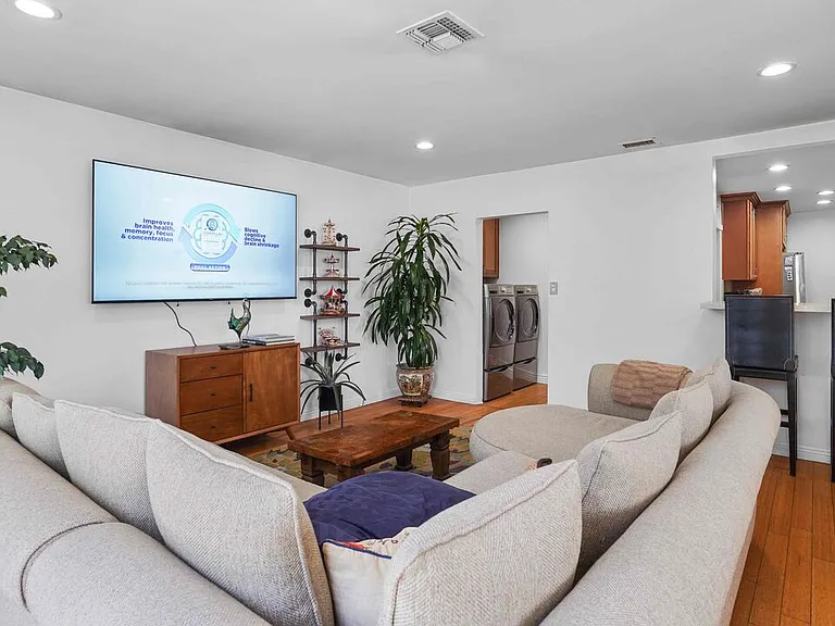 3801 Sutro Ave — Photo 24