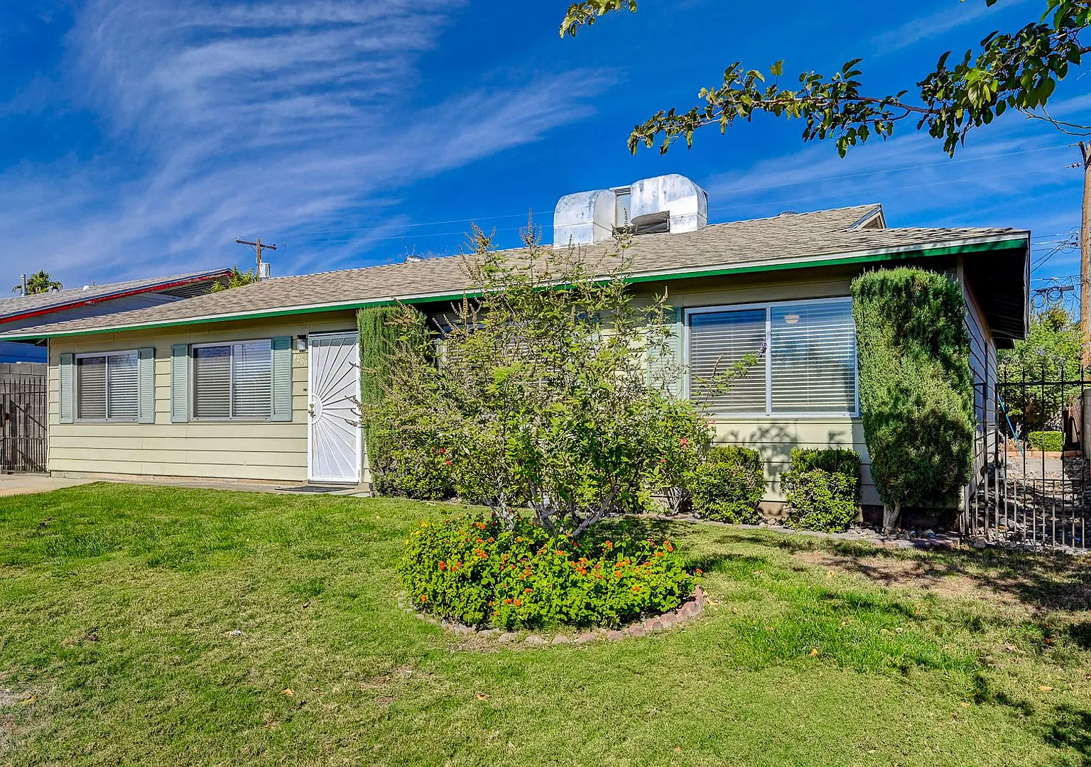 Great 4 bedroom 2 bathroom home in West Las Vegas! — Photo 3