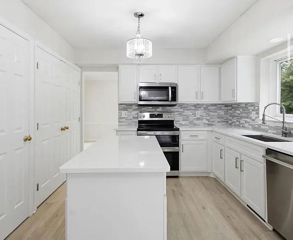 4 bed, 2986 sqft, $2,999 — Photo 2