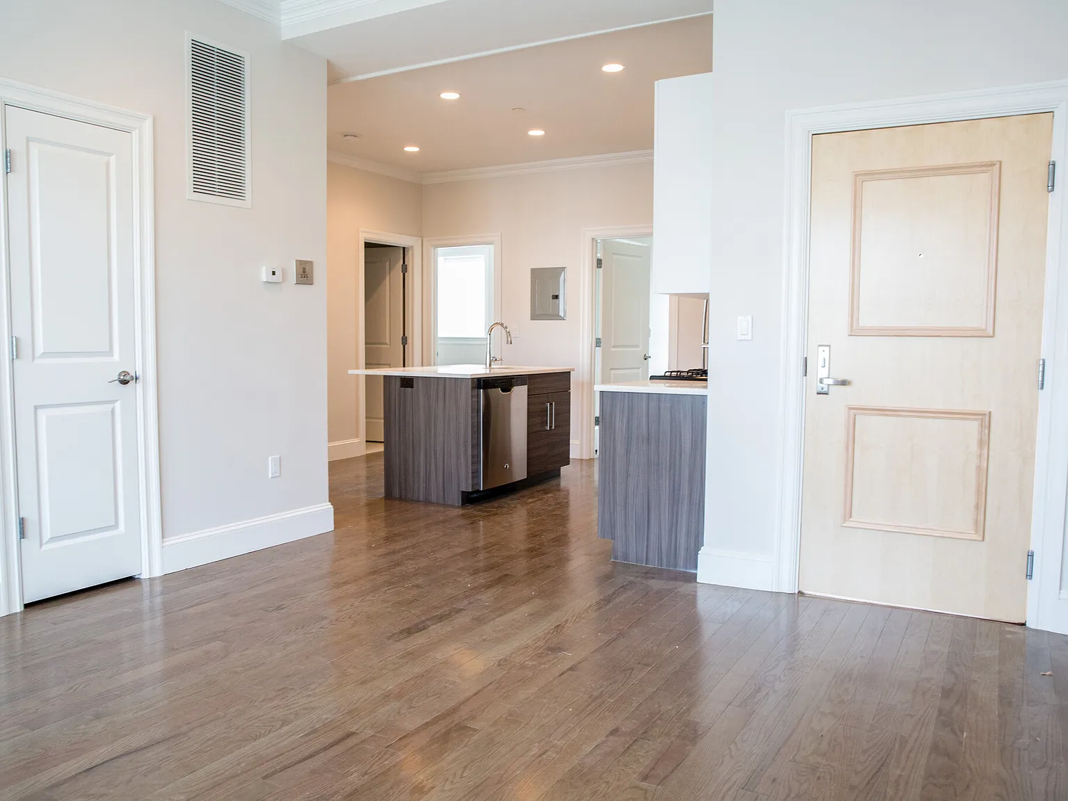3 bed, 1200 sqft, $4,300 — Photo 2