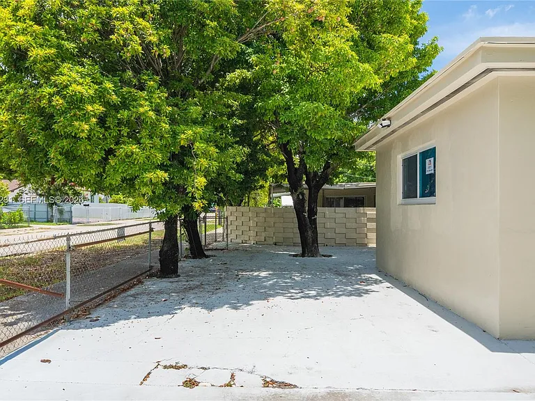 1701 NW 19th Ave — Photo 14