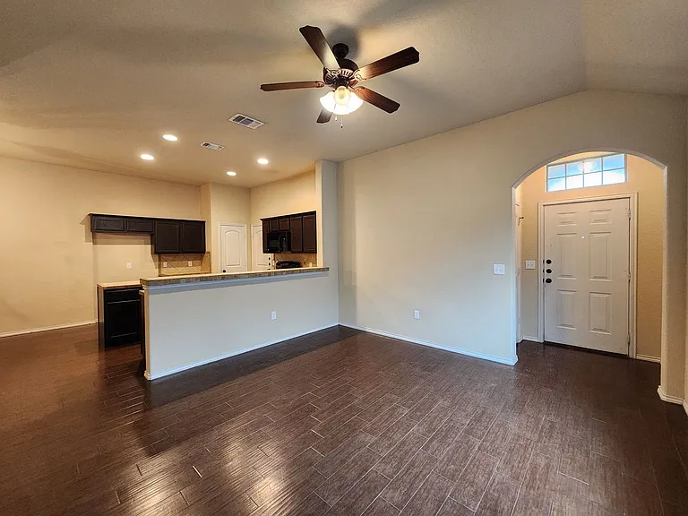 712 Creekside Cir — Photo 9