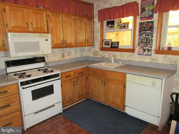 4th image of 135 Woodshade Dr
