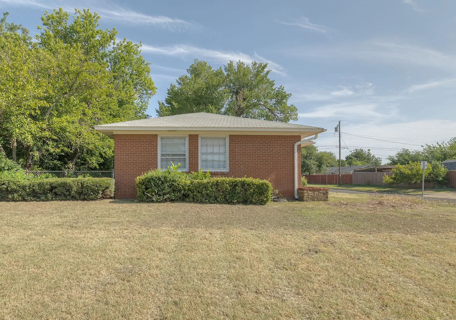 Updated 3 bedroom 1 bath home in Oklahoma City! — Photo 2