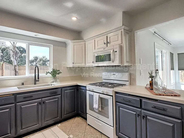 2585 Warbler Ave — Photo 6