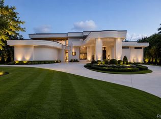 24696 Franklin Park Dr, Franklin, MI 48025