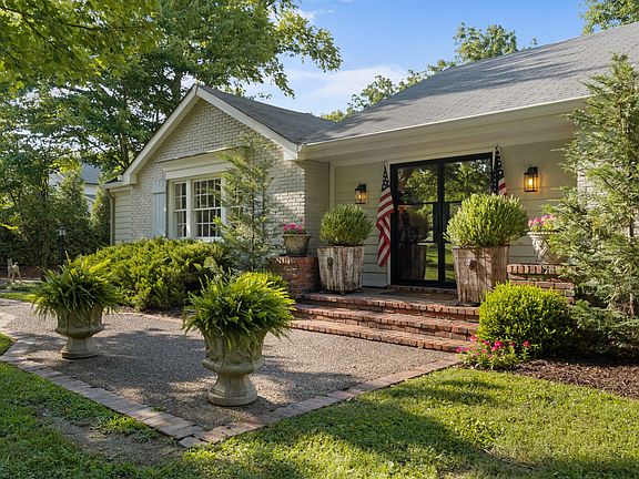3rd image of 1018 Gateway Ln