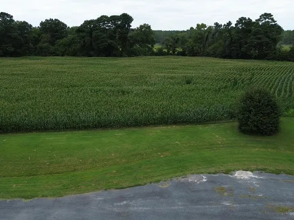 5 Waterside Dr, New Church, VA 23415