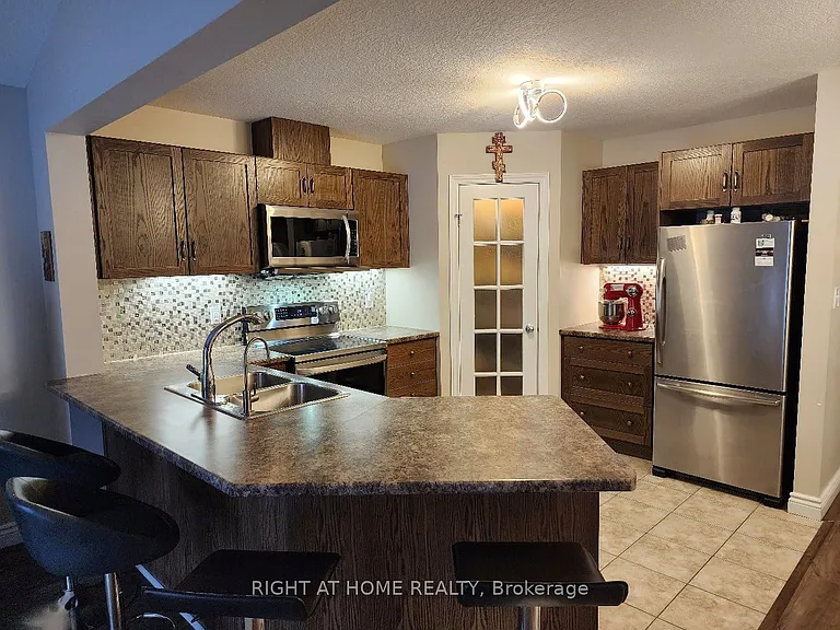 49 Curzon Cres — Photo 5