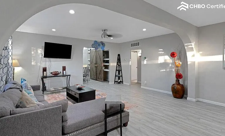 1715 N Whittier Dr — Photo 6