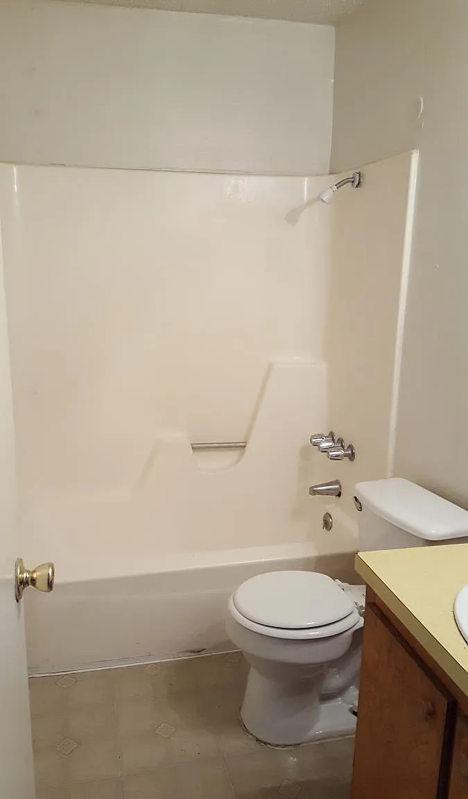 2 bed, 3400 sqft, $695 — Photo 2