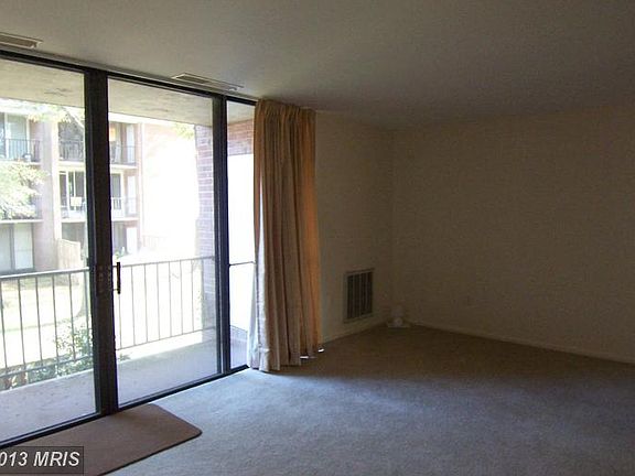 5th image of 724 Quince Orchard Blvd APT 102