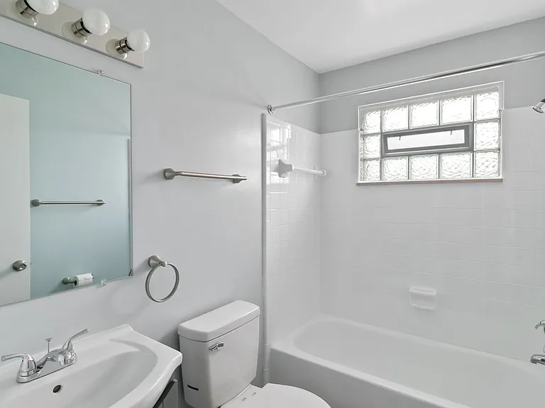4221 N Grand River Ave — Photo 15