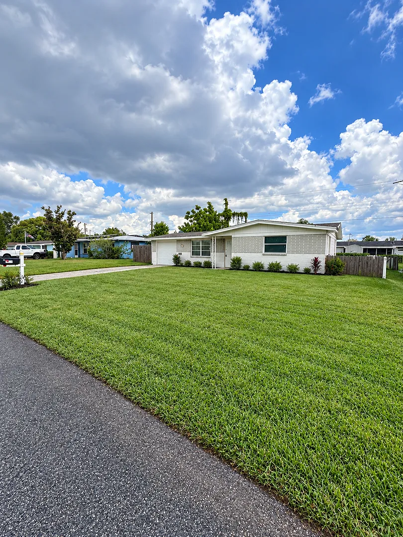 2/1 Single-Family Home, Available Now! — Photo 2