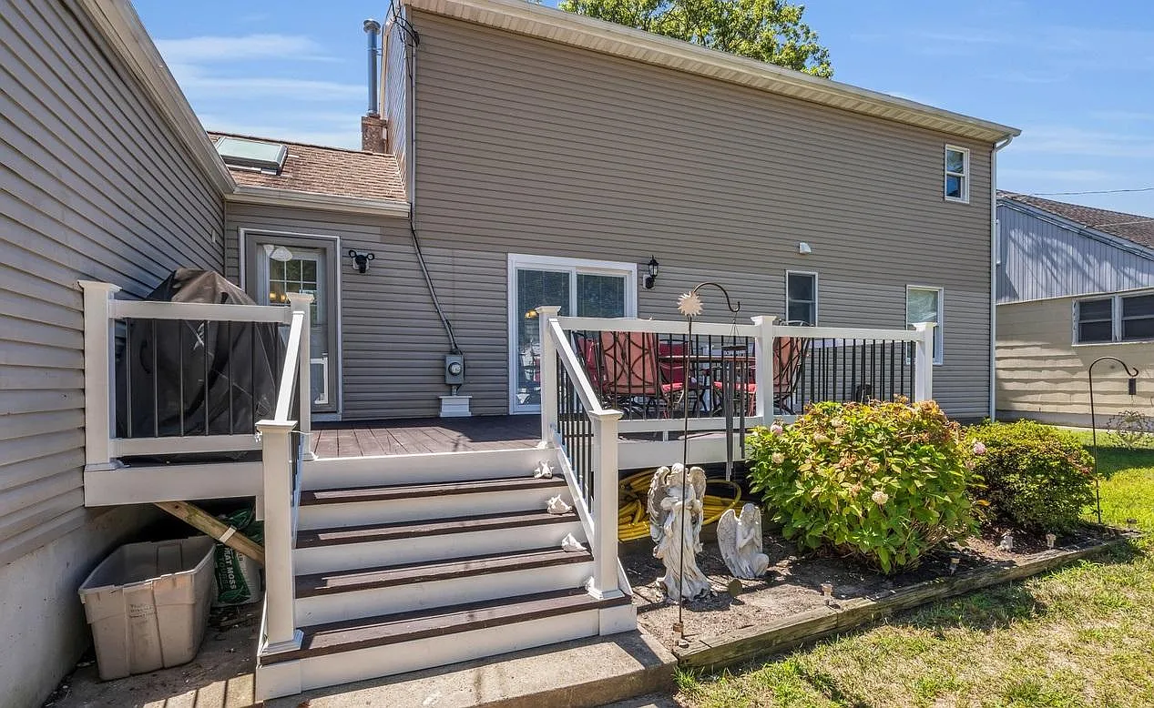 4 bed, 2400 sqft, $3,400 — Photo 3